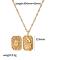 Collar de acero inoxidable chapado en oro de 18k con colgante de sol y luna y cadena ajustable - Colgante Rectangular Relieve Sol y Luna (TN3632)