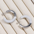 Détail de créoles en forme de C en métal argenté et texture résine marbre blanc - Platine Blanc