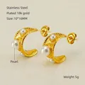 Detail view of gold C-shape earrings with pearls and dimensions 10*16MM - Gold