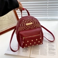 Mini sac à dos punk en cuir PU rouge orné de rivets dorés et de strass brillants - Rouge
