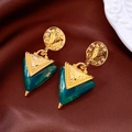 Dettaglio macro di orecchini vintage a triangolo in resina verde con borchie dorate - Orecchini Con Ciondolo a Triangolo Vintage / Oro-Verde Scuro (Perno in Argento)