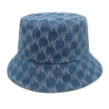 Dettaglio ravvicinato del cappello alla pescatora in denim blu con motivo a lettere M - M (56-58cm) / Blu scuro