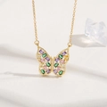 Collana a farfalla dorata con ciondolo in zirconi multicolori su sfondo strutturato - Oro 18K