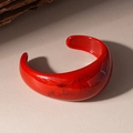 Macro-detail van de rode hars armband met zwarte marmeren textuur en glanzende afwerking - Rood