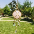 Rosa Kristallkugel im goldenen Metallnetz-Anhänger mit hängender Perle und Sterncharms - #2 (ca. 22 cm) / Gold