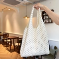 Borsa tote minimalista in tela bianca a pois neri con manici integrati - Borsa stile gilet a pois neri