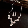 Conjunto de joyas de circón plateado con collar y pendientes en una caja de regalo negra - Pendientes Y Collar N.° 53: Colgante De Espiga De Trigo Con Forma De Lágrima Y Diamantes (juego De Dos Piezas)
