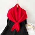 Elegante bufanda roja ligera de algodón y lino sobre ropa negra para protección solar - Rojo