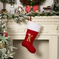 Calza di Natale in velluto rosso con lettera K dorata appesa al caminetto bianco - Lettera K