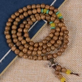 Pulsera 108 cuentas de madera de ala de pollo con detalles amarillos y dije de vajra - 6mm*108 Cuentas [Estilo Cuentas Espaciadoras]