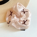 Elegante elastico scrunchie in organza rosa champagne con fiocchi marroni e tag - Caffè (Rosa Champagne)