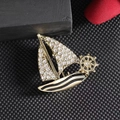 Detalle de broche de velero dorado con pedrería y detalle de rueda de timón - Estilo Strass Dorado (XZ164)