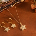 Goldenes Stern-Schmuckset mit weißem Muschel-Anhänger und funkelnden Diamanten am Hals - Gold Full Diamond Stern Set