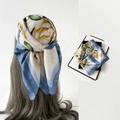 Seidiger Schal mit gelben Rosen und blauem Rand, getragen als modisches Haarband - L7210-Gardenie Blau