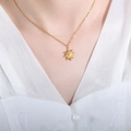 Elegante collana con ciondolo a sole in acciaio placcato oro 18K indossata da una modella - 40+5cm / Oro