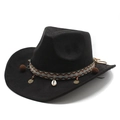 Detail eines schwarzen Cowboyhuts mit Ethno-Band, verziert mit Muscheln und Metallanhängern - M (56-59cm) / Schwarz