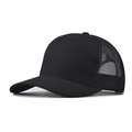 Klassische schwarze Trucker-Cap mit gebogenem Schirm aus Mesh im 45-Grad-Winkel Ansicht - Reines Schwarz