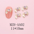 Macro-opname van 11x10mm gouden strik nagelbedeltje met roze hart edelsteen op nagels - Gouden Basis Roze Hart (AA02)