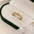 18K vergulde titanium ring met regenboog zirkonia en sterachtige gravures erop - US 8 / Goud met veelkleurige zirkoon
