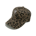 Detail van hippe baseballpet met luipaardprint en zwart kant op een bruine ondergrond - Bruin