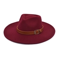 Détail d'un chapeau fedora bordeaux avec bandeau en cuir marron et boucle argentée - M (56-58cm) / Bordeaux