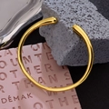 Brazalete abierto minimalista de plata S925 bañada en oro con diseño de lágrima - Dorado