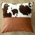 Kissenbezug aus braunem und weißem Kunstfell mit Leder-Patchwork auf Holzboden - 45x45 cm / PU-Leder Milchfleece Halb-Patchwork