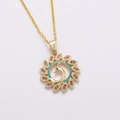Dettaglio del ciondolo a pavone con gemme rosa e blu e finitura in oro 18 carati - Oro (Pietre Preziose Multicolore)