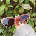 Occhiali da sole cat-eye Y2K con montatura bordeaux e stanghette con motivo maculato - Sfumato Marrone e Tartarugato