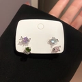 Dettaglio di un set di quattro orecchini con motivi a farfalla e cuore in zircone - Argento-Set Multicolore (4 Paia)