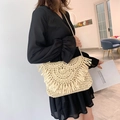 Handgefertigte creme Strohschultertasche mit Fransen für Damen im Sommerlook - Gebrochenes Weiß