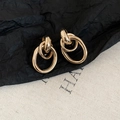 Dettaglio di orecchini in metallo dorato caratterizzati da un elegante design a nodo - Stile Ovale Oro (Perno in Argento)