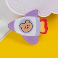 Spilla a forma di razzo viola in acrilico con orsetto su uno sfondo giallo brillante e vivace - 01 Orso Razzo