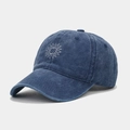 Detalle de gorra de béisbol en algodón lavado azul marino con bordado de sol en el frente - Ajustable / Azul marino