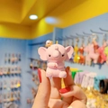 Portachiavi con elefante rosa, corona dorata e perla mostrato in mano - Bambola Singola / Rosa