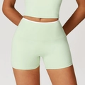 Pantaloncini da yoga verde menta da donna a vita alta con vestibilità elastica e profili bianchi - S / Verde Menta