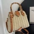 Retro beige Strohtasche mit Bambusgriffen und braunem Lederbesatz für den Urlaub - Gebrochenes Weiß
