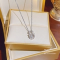 Detailansicht eines silbernen Elchanhängers mit tanzendem Stein in einer Box - Agiler Geweih-Stil (X152) / Silber