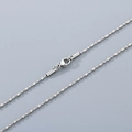 Dettaglio macro della collana a sfere in acciaio inossidabile con chiusura a moschettone - Perla a Intervallo da 1.5mm (45cm)