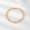 Nahaufnahme eines vergoldeten Armbands mit Zirkonia-Besatz und geprägten Mustern - Geprägter Runder Scheibenstil (SL046)