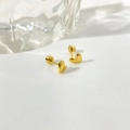 Mini-Ohrstecker Herz mit 14K Goldbeschichtung und Schraubverschluss auf weißem Grund - Poliertes Herz