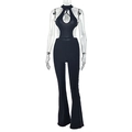 Detalle del cuello halter con abertura y corte de campana ajustado del mono negro - S / Negro