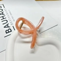Peach pink marble hair claw clip with gold spring on a heart-shaped white tray - 8cm Marble-Pink