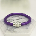 Details des lila Silikonarmbands mit silberner Perle und funkelnden weißen Kristallen - Dunkellila