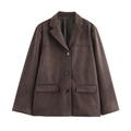 Gros plan du revers classique et des trois boutons d'un blazer marron en daim - S / café