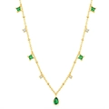 Dettaglio della collana d'oro con pietre verdi taglio smeraldo e pendente a goccia - Collana di Strass Smeraldo Oro
