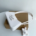 Weiße minimalistische PU-Schultertasche mit dekorativer Schleife und Plüschhasen-Anhänger - Weiß