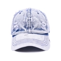 Détails d'une casquette de baseball en jean bleu clair délavé avec bords effilochés - Bleu clair