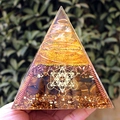 Dettaglio macro della piramide Orgone con occhio di tigre e sfera di cristallo - 8cm / Piramide della Ricchezza