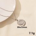 Collar con colgante de concha en acero inoxidable plateado, medida 30x23mm y peso de 7,1g - Acero inoxidable / Nautilus Plateado